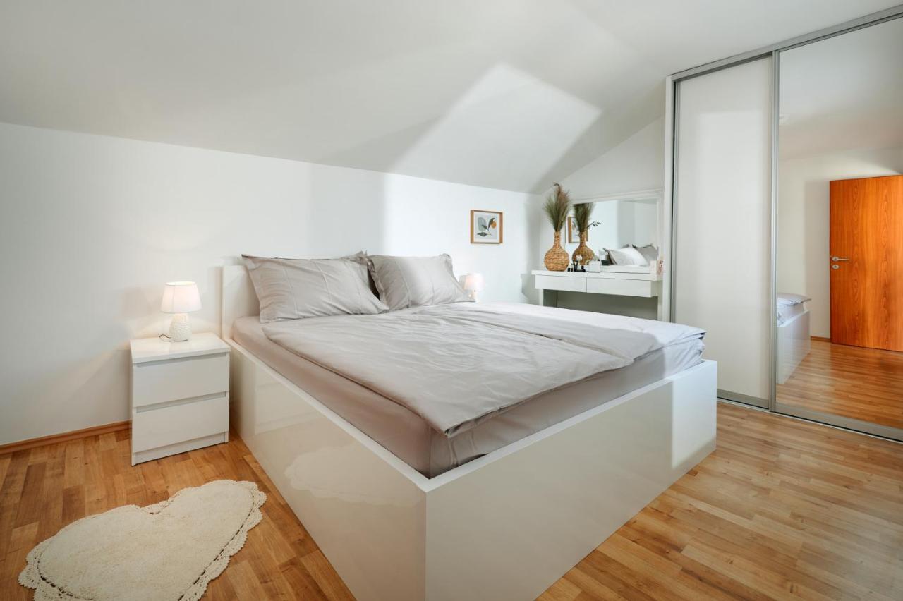 Modern & Spacious Rooftop Apartment With Natual Sunlight Split Exterior photo